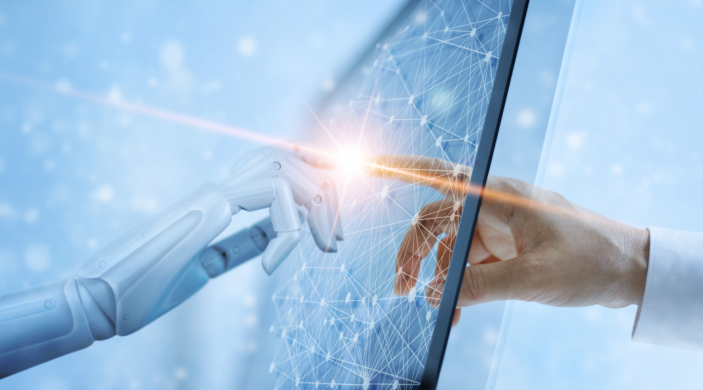 Image de synthèse : une main de robot et une main humaine se touchent de part et d'autre d'un écran.